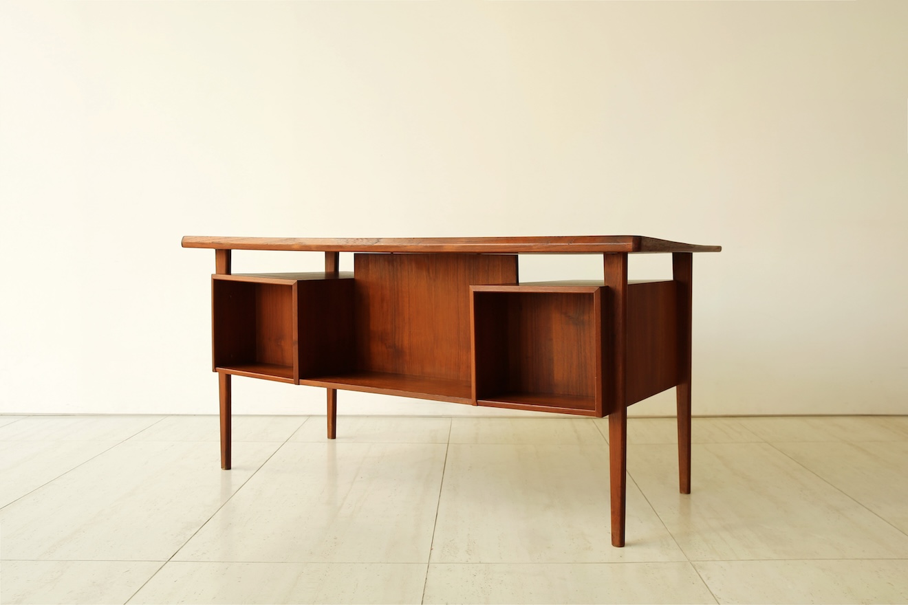 Floating Top Desk | AndersonC | AndersonC